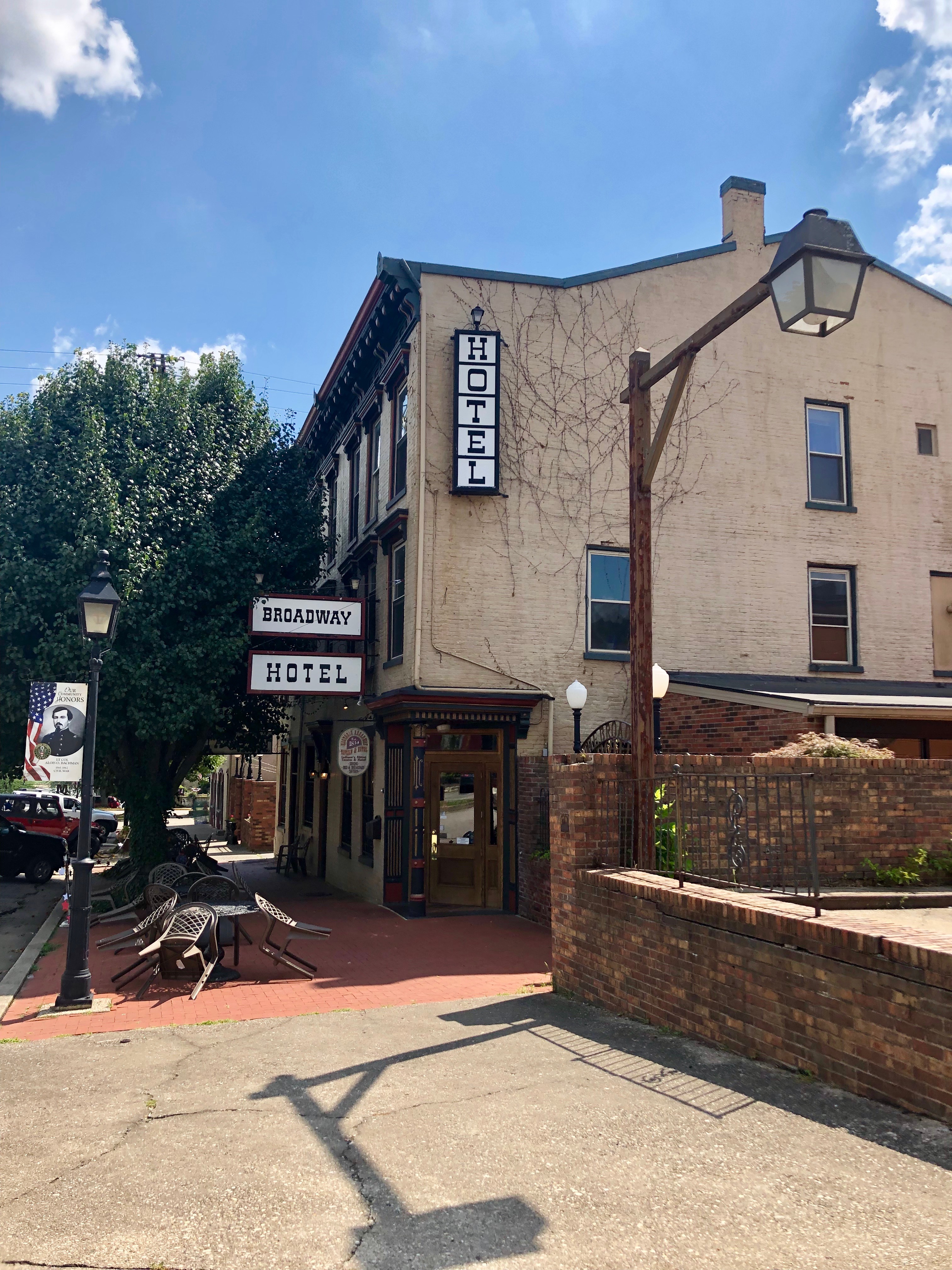 Broadway Hotel and Tavern